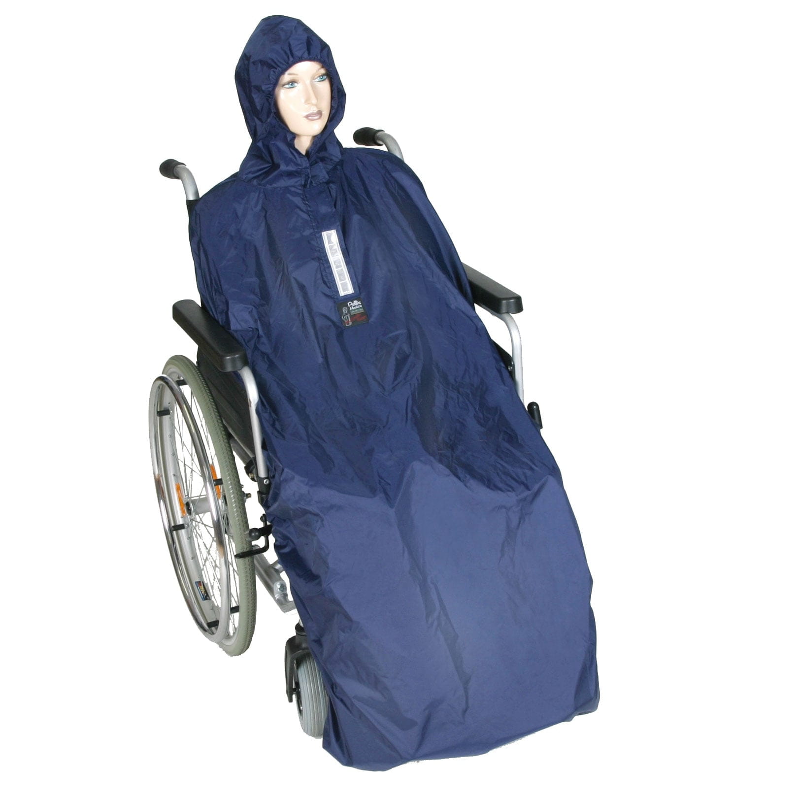 Seiten-/ Frontansicht eines blauen Regencape ohne Ärmel angezogen an einer Puppe die im Rollstuhl sitzt, Regencape Pellis Medica