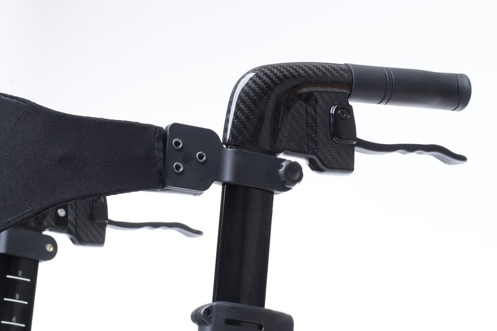 Carbon Rollator von Bescomedical, Nahaufnahme Handgriffe mit Bremse