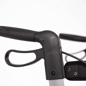Nahaufnahme ergonomischer Handgriff, Modell Carlbon von SMINA, Carbon-Rollator