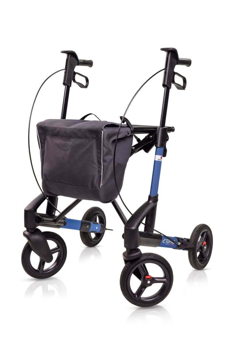 Seitenansicht-/Frontansicht eines Rollators in der Farbe Ozeanblau mit schwarzer geschlossener Tasche, Modell Troja 5G Black series von Mobio
