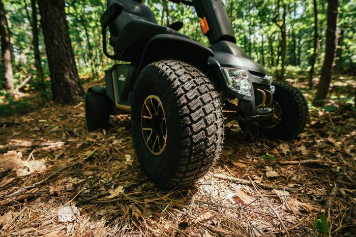 Seitliche Froschperspektive, Fokus auf die Luftbereifung, Baja Wrangler2