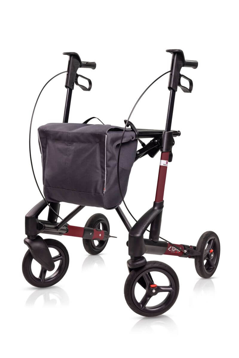 Seitenansicht-/Frontansicht eines Rollators in der Farbe Bordeauxrot mit schwarzer geschlossener Tasche, Modell Troja 5G Black series von Mobio