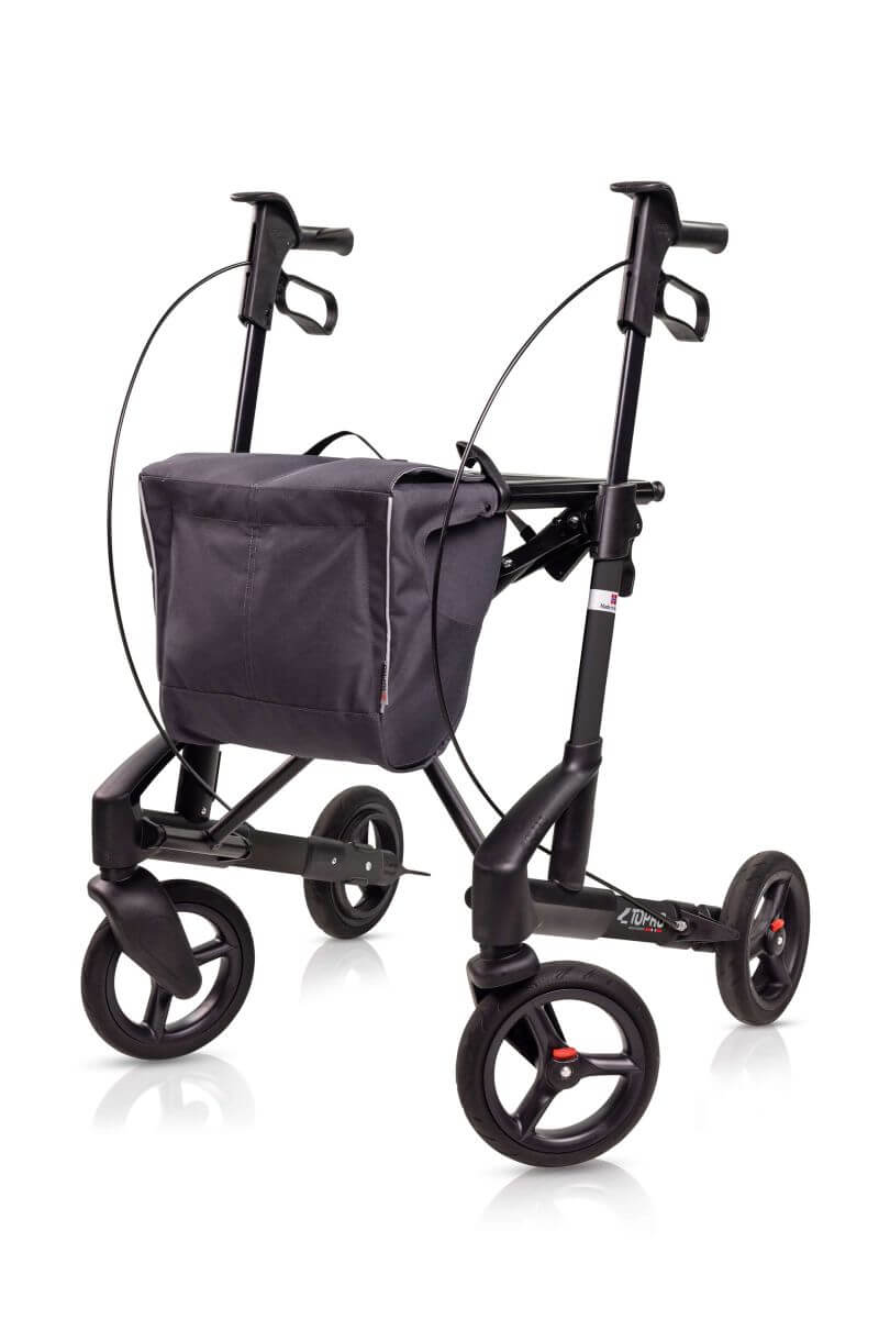Seitenansicht-/Frontansicht eines Rollators in der Farbe Nachtschwarz mit schwarzer geschlossener Tasche, Modell Troja 5G Black series von Mobio