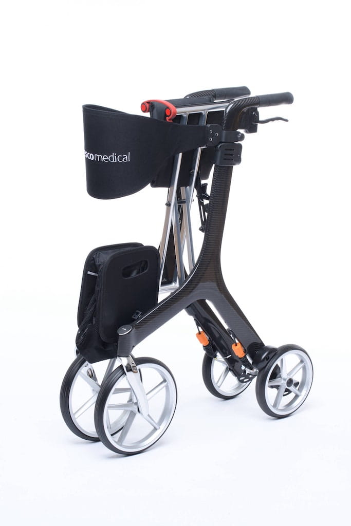 Carbon Rollator von Bescomedical, Seitenansicht  eines graphitgrauen Rollators im zusammengeklappten Zustand mit Rückengurt und Einkaufstasche
