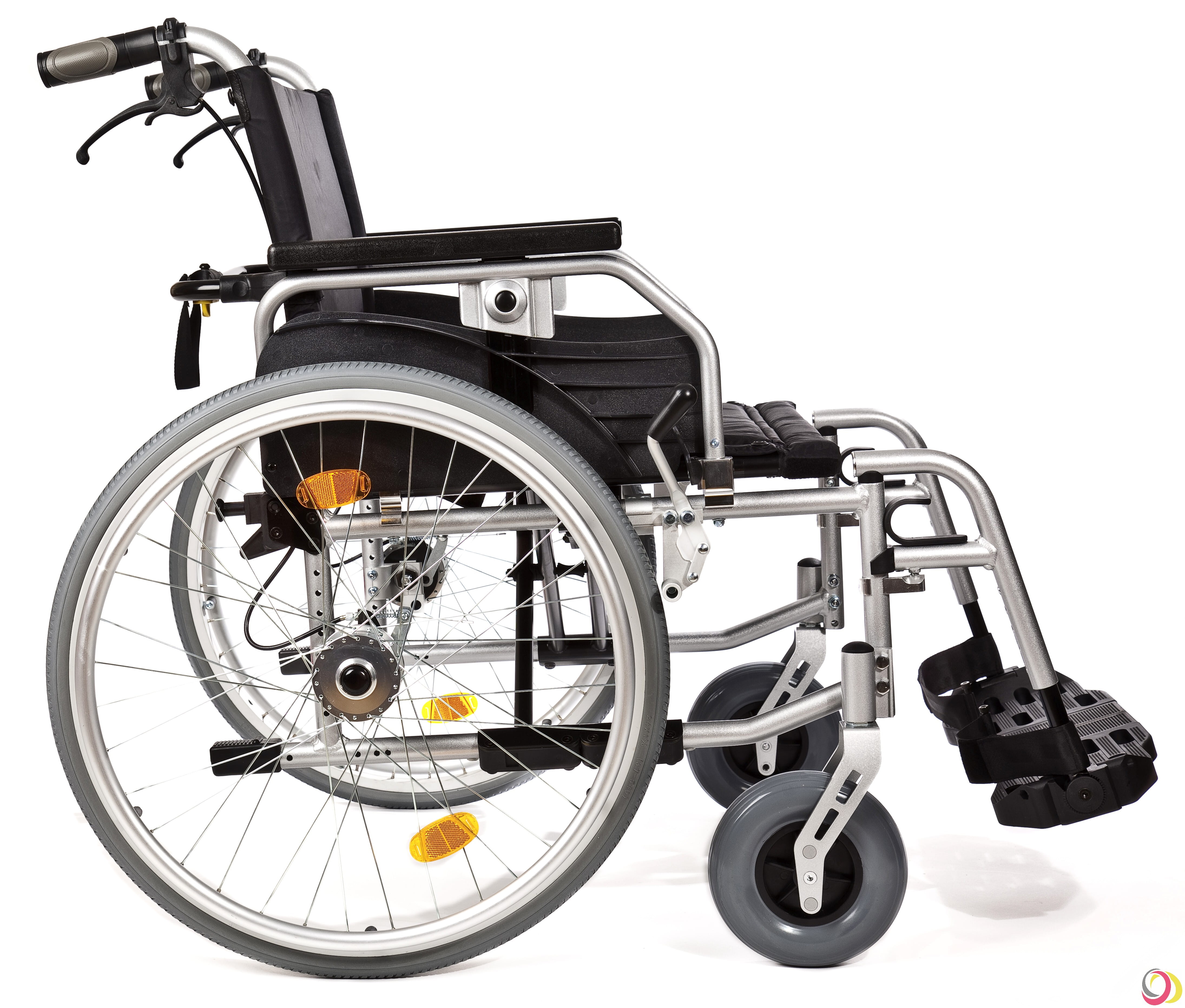 bescomedical Primus ML-XL 2.0 Rollstuhl in kompletter Seitenansicht mit Beinstützen und Armlehnen