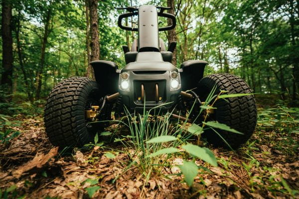 Frontale Froschperspektive, Baja Wrangler2, Fokus auf LED-Leuchten