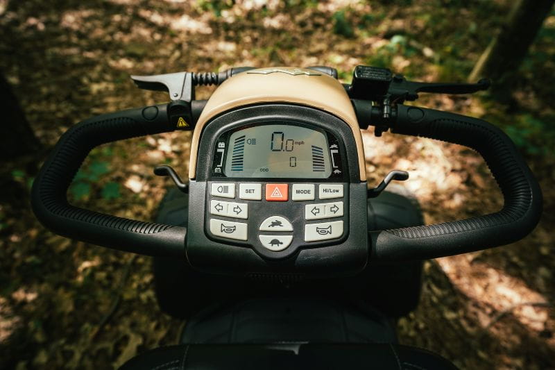 Vogelperspektive, Pride Baja Wrangler2, Fokus auf das Display mit wichtigen Fahrinformationen