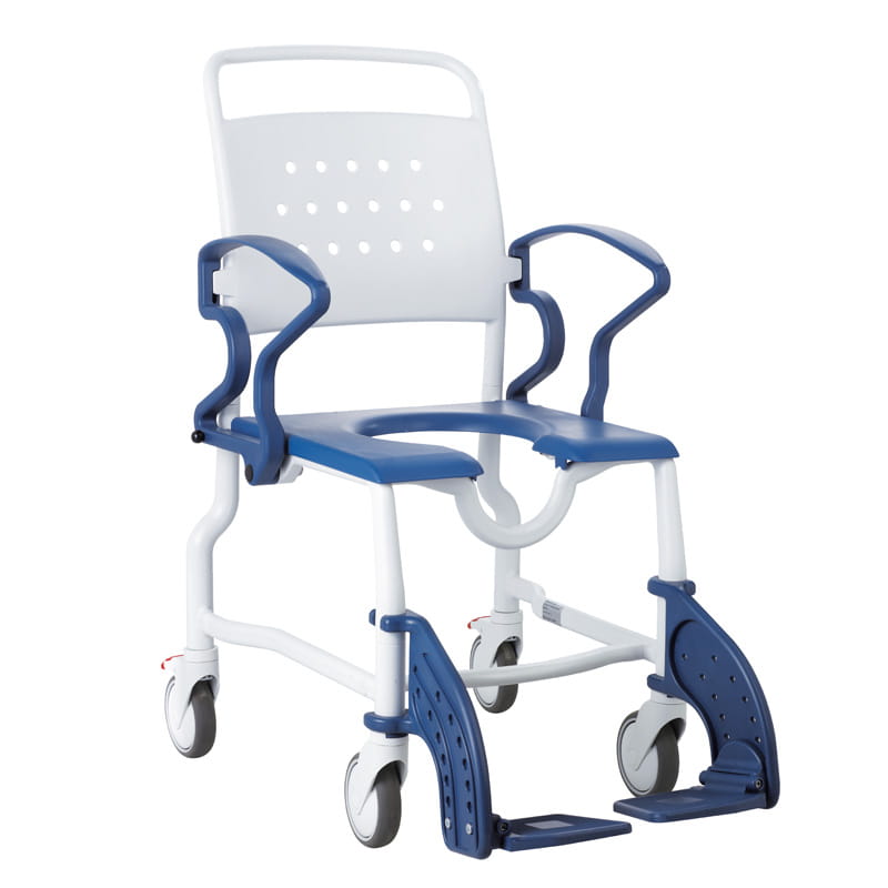 Seiten-/Frontansicht eines Dusch- und Toilettenrollstuhles in der Farbe weiß und blau mit Rückenlehne und Armlehnen, Modell Berlin von Rebotec