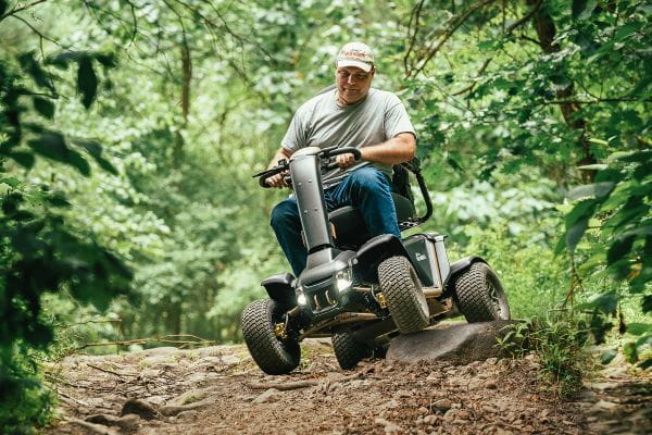 Überwindung über steinige Waldwege, Pride Baja Wrangler2, Frontansicht auf die Luftbereifung