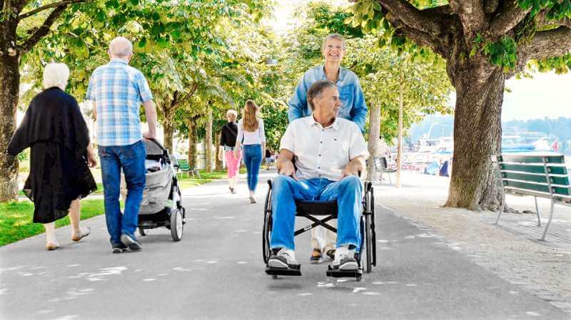 Strongback-Leichtgewichtrollstuhl-im-ParkA08IVXdkDaD4wB2XS4ohh3dFuw Leichtgewichtrollstuhl Strongback Comfort