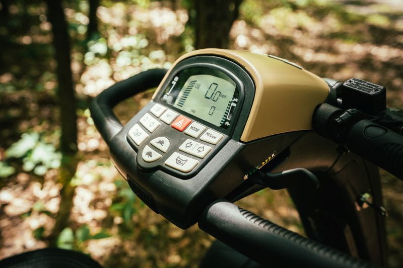 Seitenansicht auf das Display mit wichtigen Fahrinformationen, Pride Baja Wrangler2