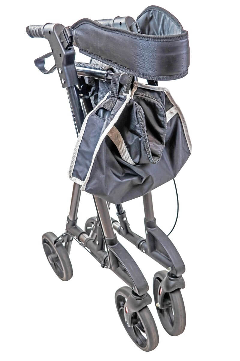 Seiten-/Frontansicht eines Rollators in der Farbe anthrazit mit Rückengurt und geschlossener schwarzer Tasche im geschlossenen Zustand, Modell Omni von Trendmobil
