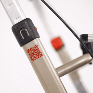 Modell Inna von SMINA, Indoor-Rollators, Nahaufnahme vom Rahmen mit QR-Code, Farbe Champagner