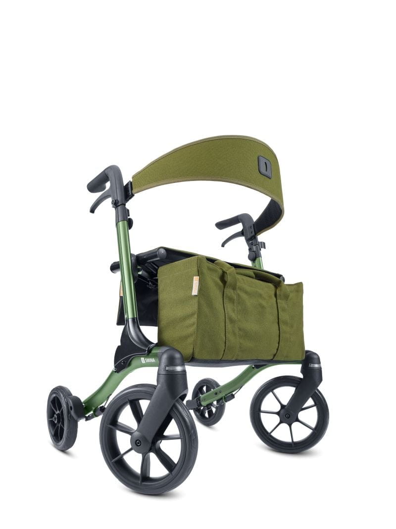 Front-/Seitenansicht eines grünen, Reise-Rollator, Modell Resi von Smina, mit Rückengurt, Tasche und Softbereifung.