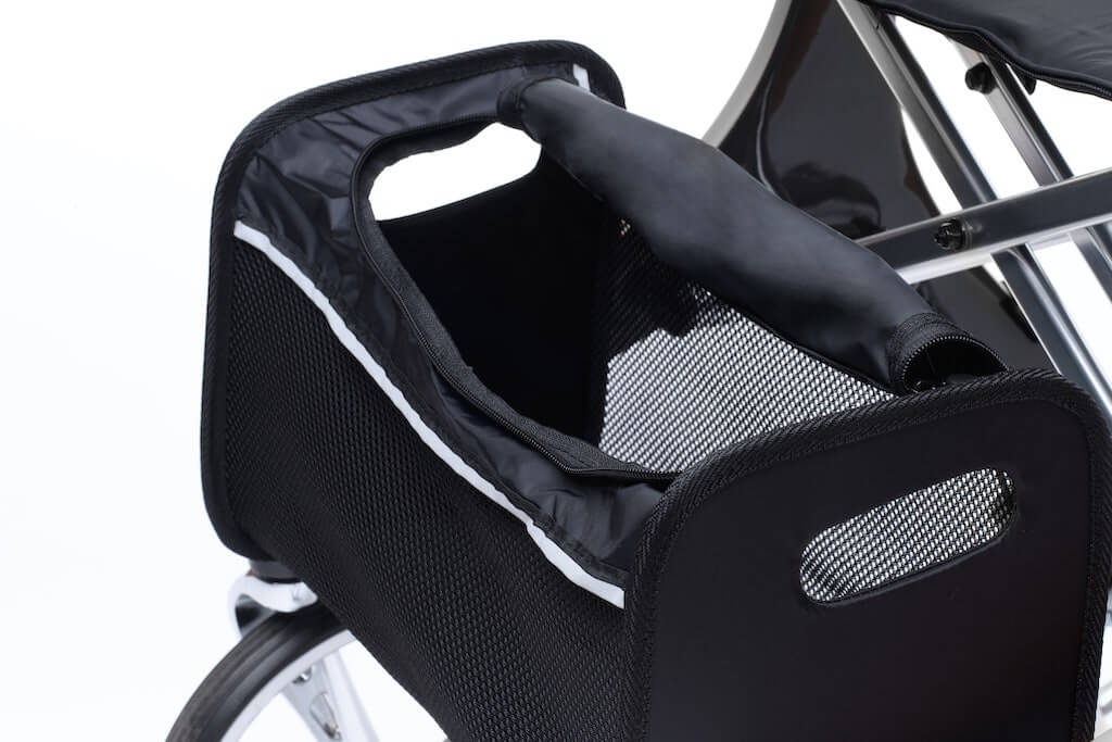 Carbon Rollator von Bescomedical, Nahaufnahme schwarze Einkaufstasche im geöffneten Zustand