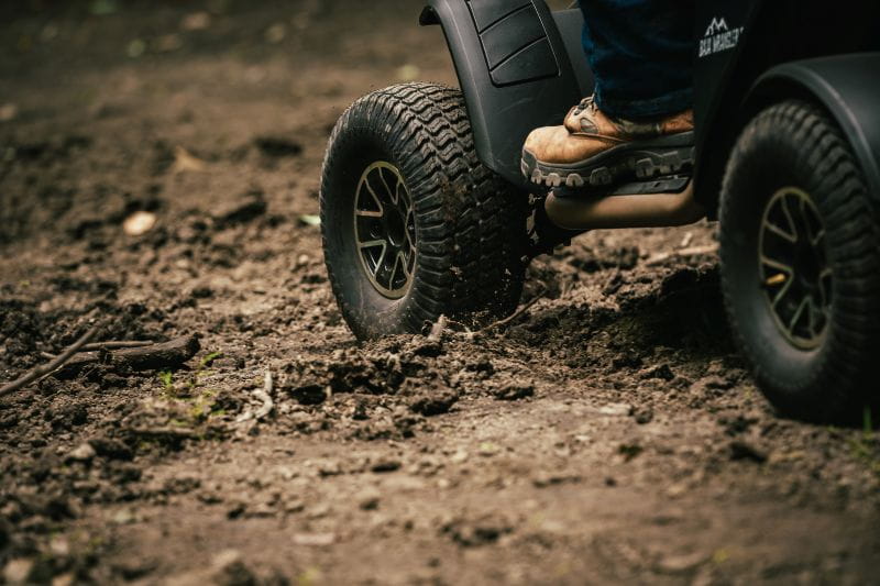 Seitenansicht auf die Luftbereifung in Geländeaktion, Pride Baja Wrangler2